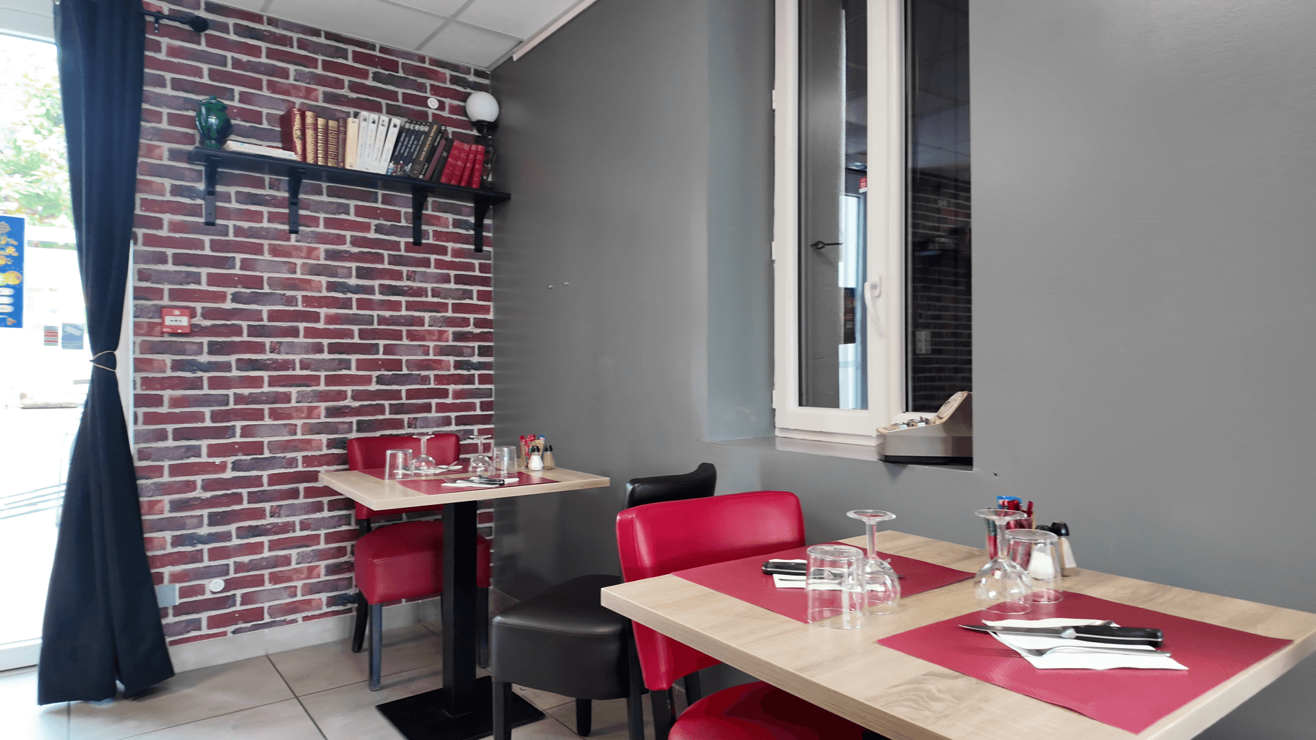 Les tables dressées du Café de La Poste